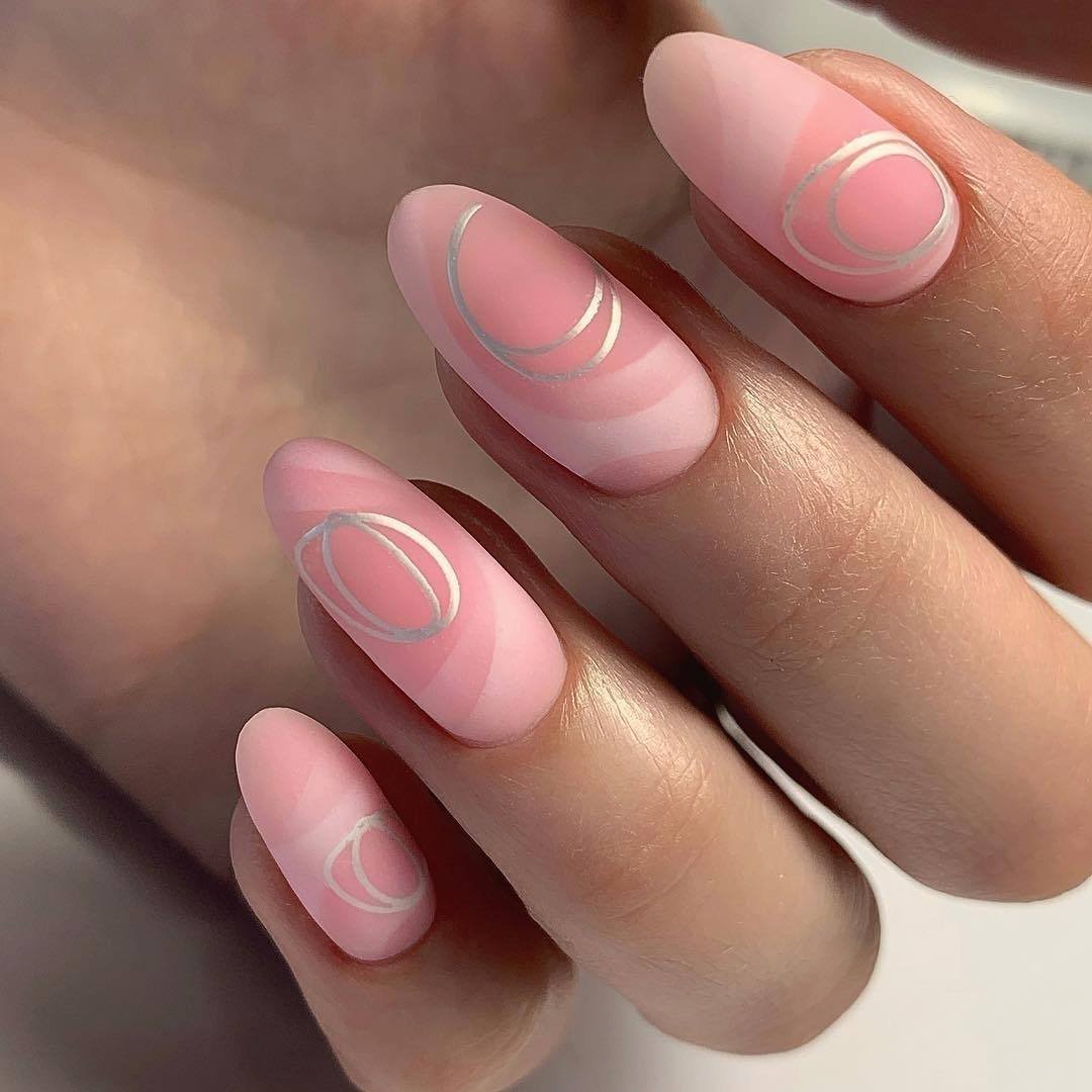 Нежный маникюр на короткие ногти овальной формы