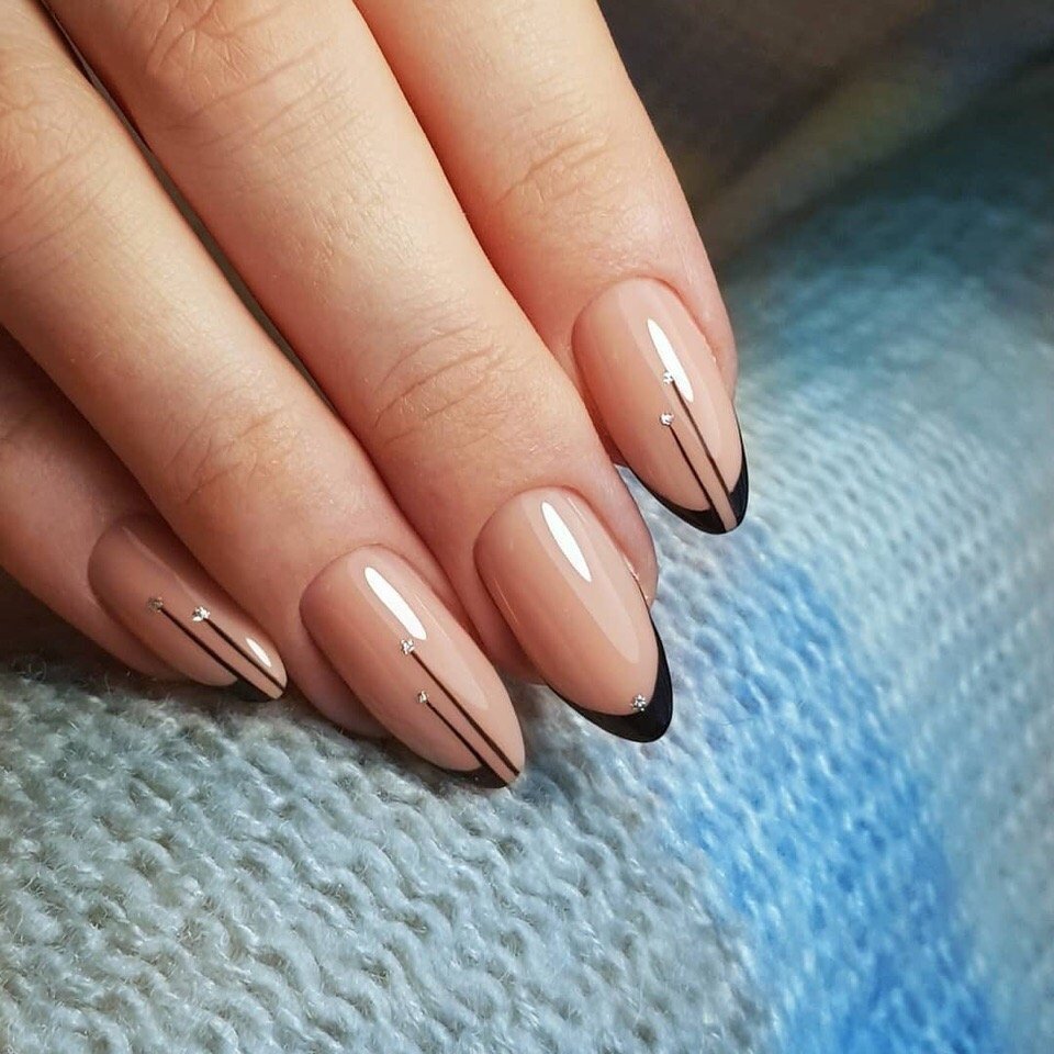 Весенний нюдовый маникюр на миндаль