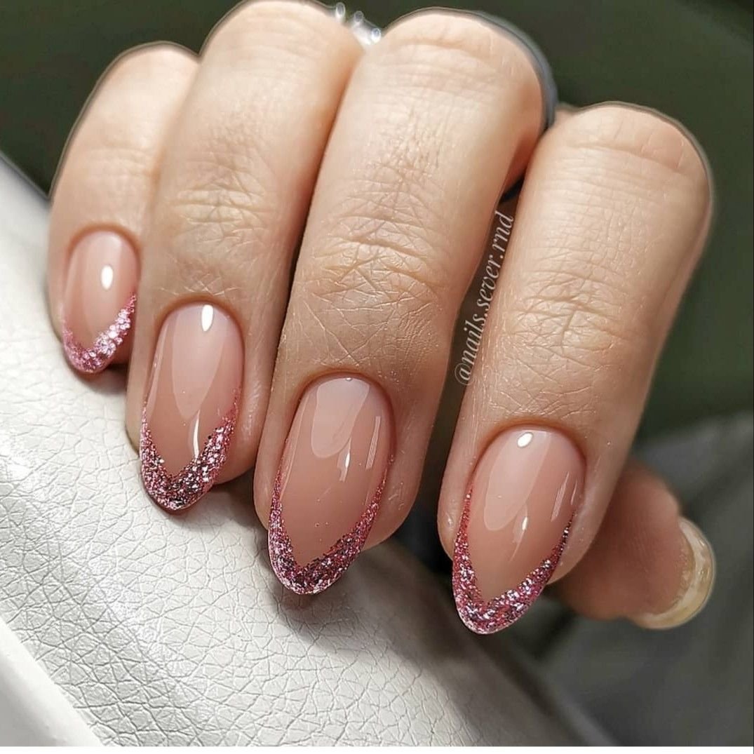 Нюдовый маникюр миндаль коралл персик