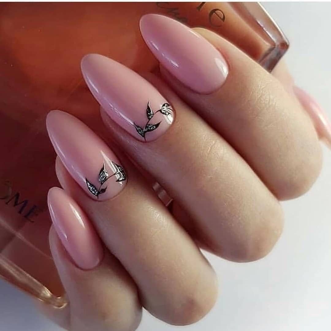 Нюдовый маникюр 2022 на короткие миндаль