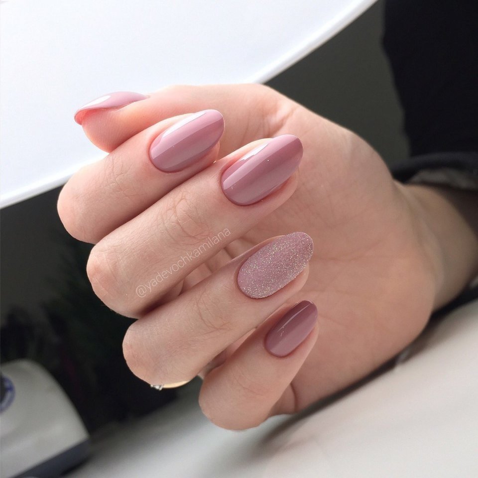 Нюдовый маникюр миндаль