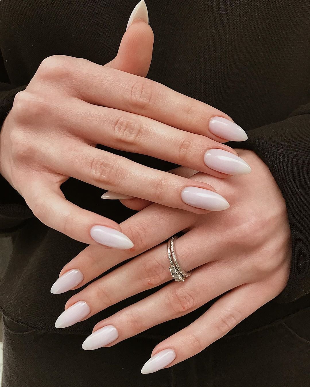 Нюдовый маникюр форма миндаль