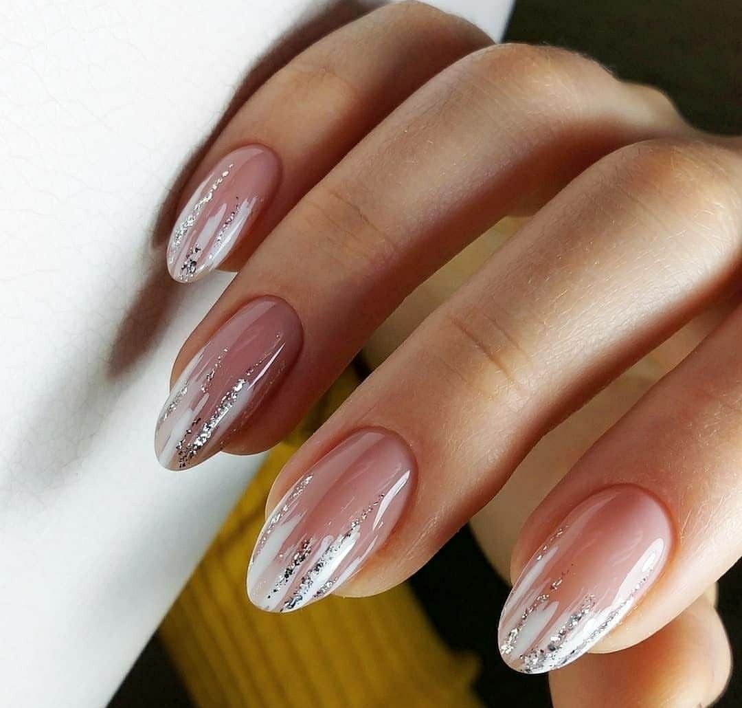 Весенний нюдовый маникюр на миндаль