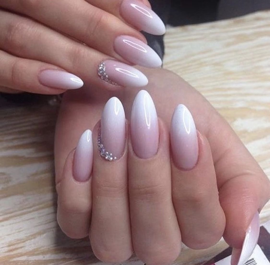 Розовый маникюр на овальных ногтях