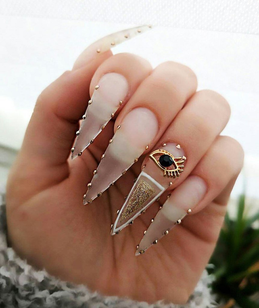 Необычная форма ногтей