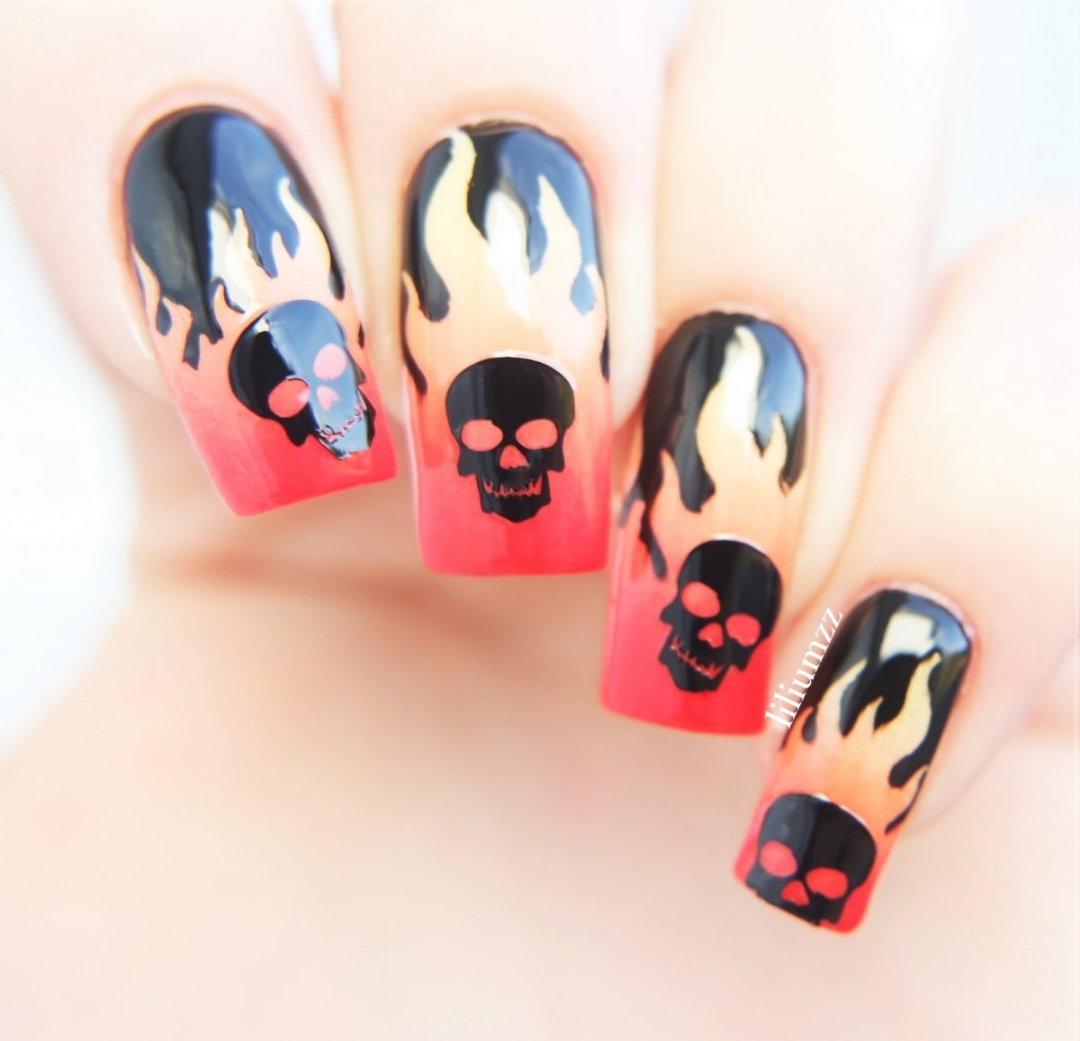 Маникюр с черепами