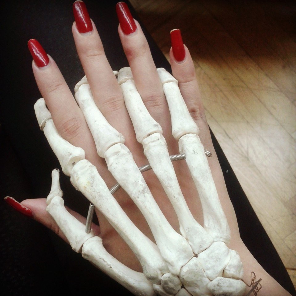 Ногти скелеты