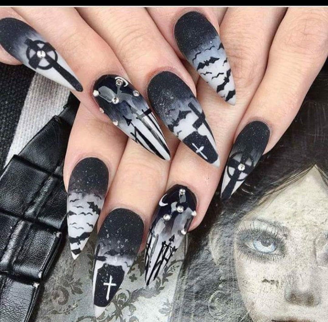 Прикольный маникюр с черепами