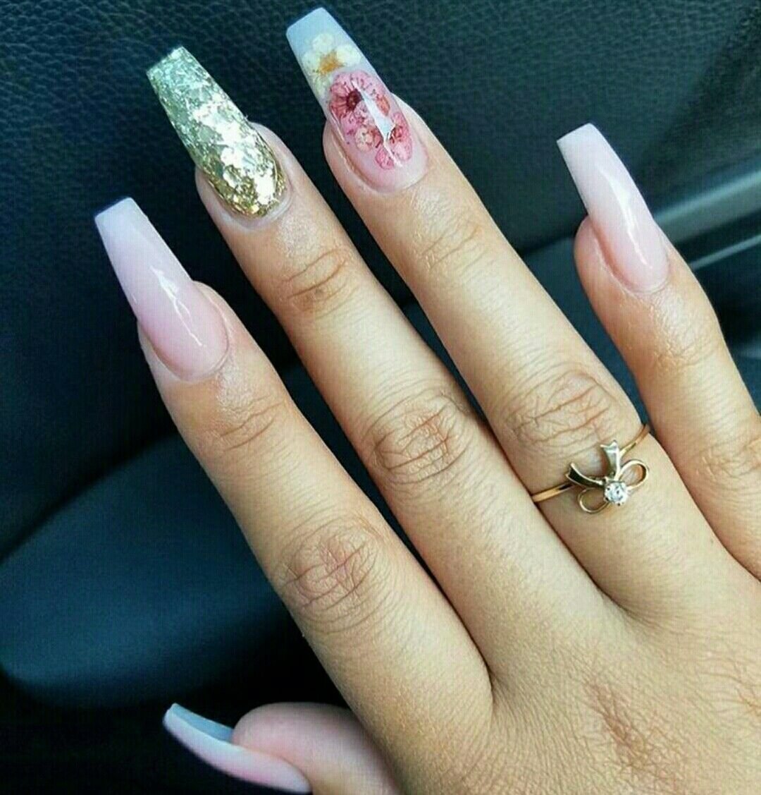 Узор на ногтях полоски