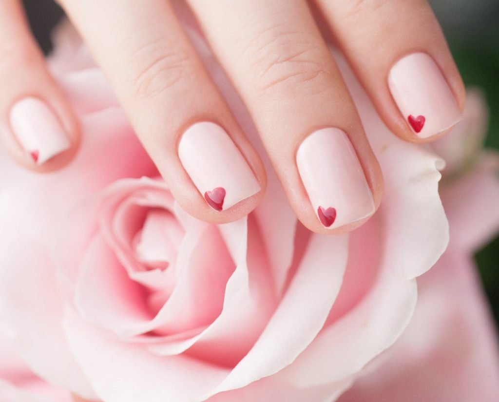 Нежный маникюр на короткие