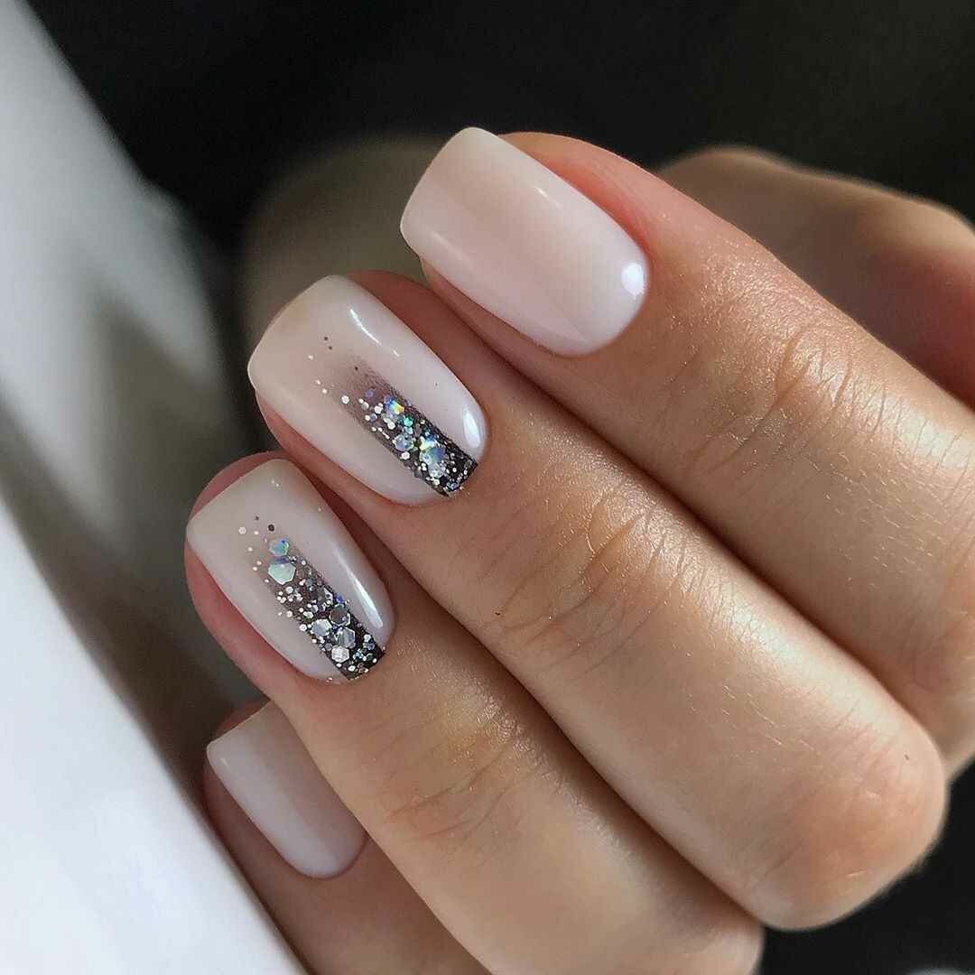 Маникюр лето 2022 на короткие ногти нюдовый