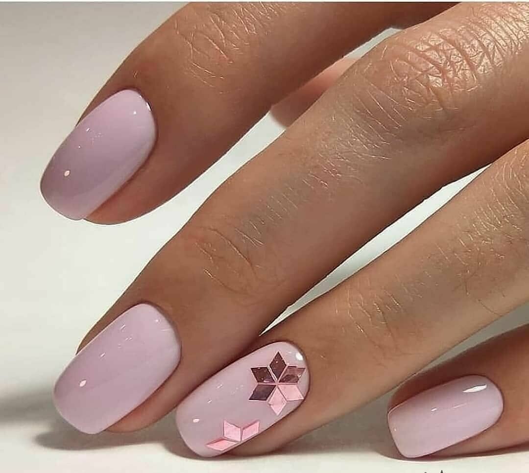 Нежный розовый маникюр на короткие