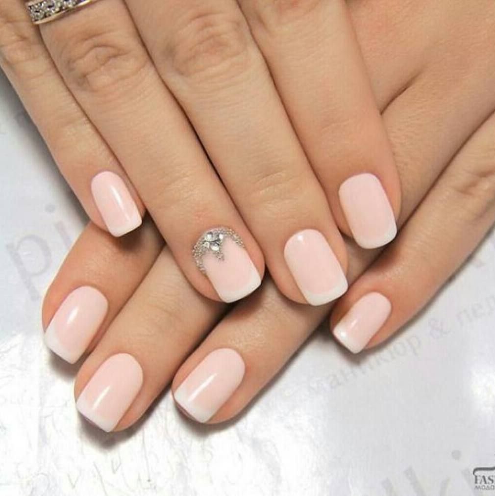 Маникюр на короткие ногти нежные со стразами