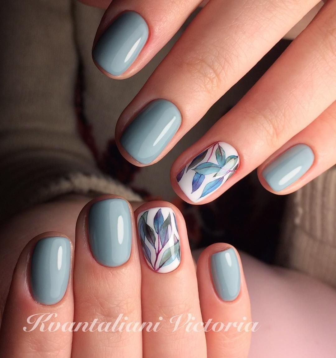 Серо-голубой маникюр