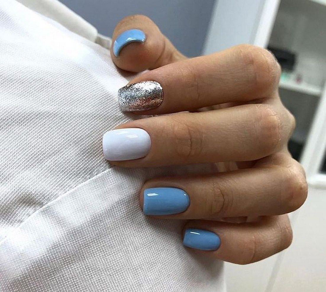 Маникюр серый с голубым
