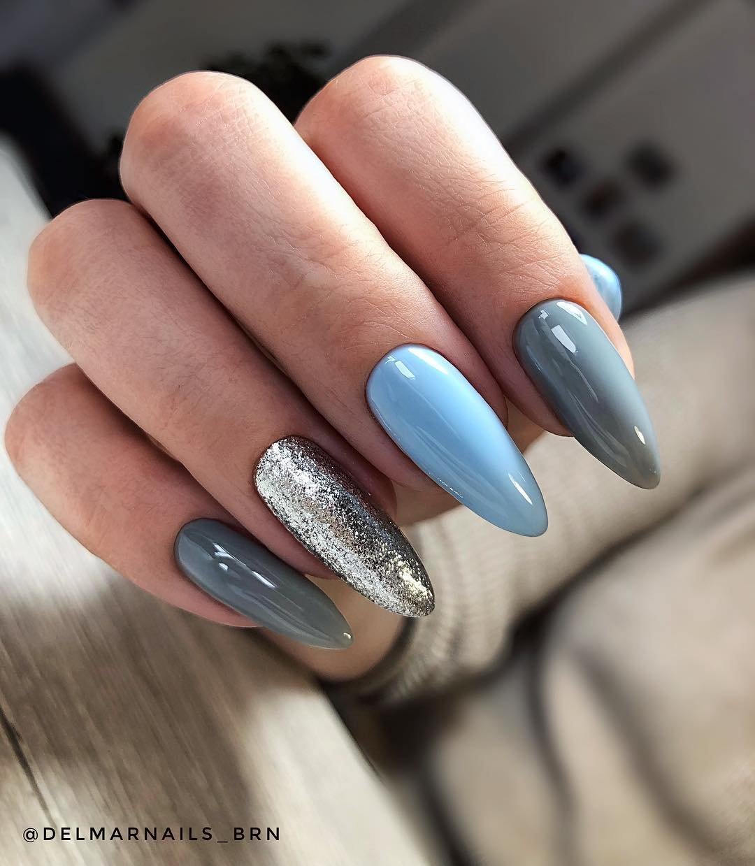 Серо-голубой маникюр