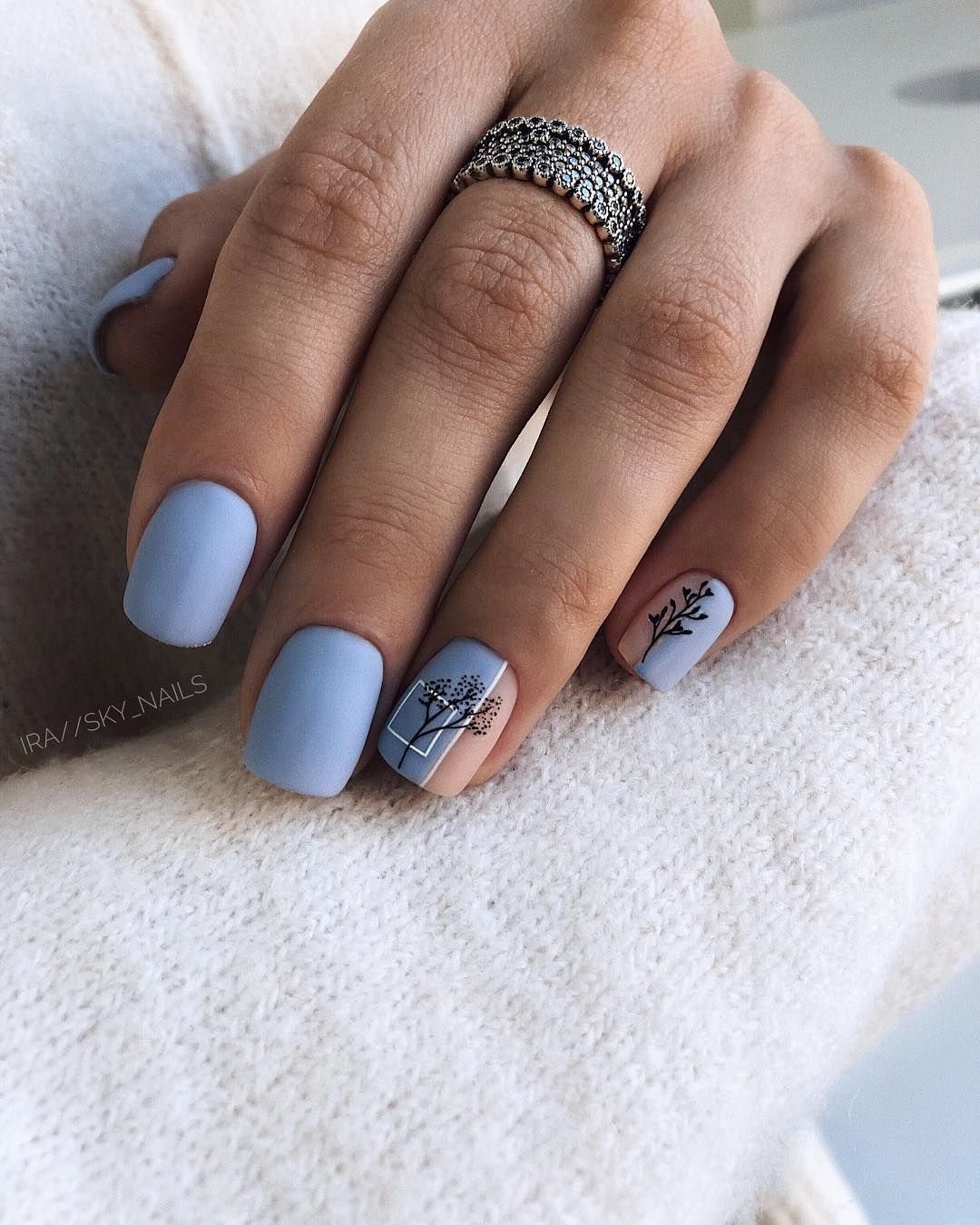 Голубой маникюр с паутинкой