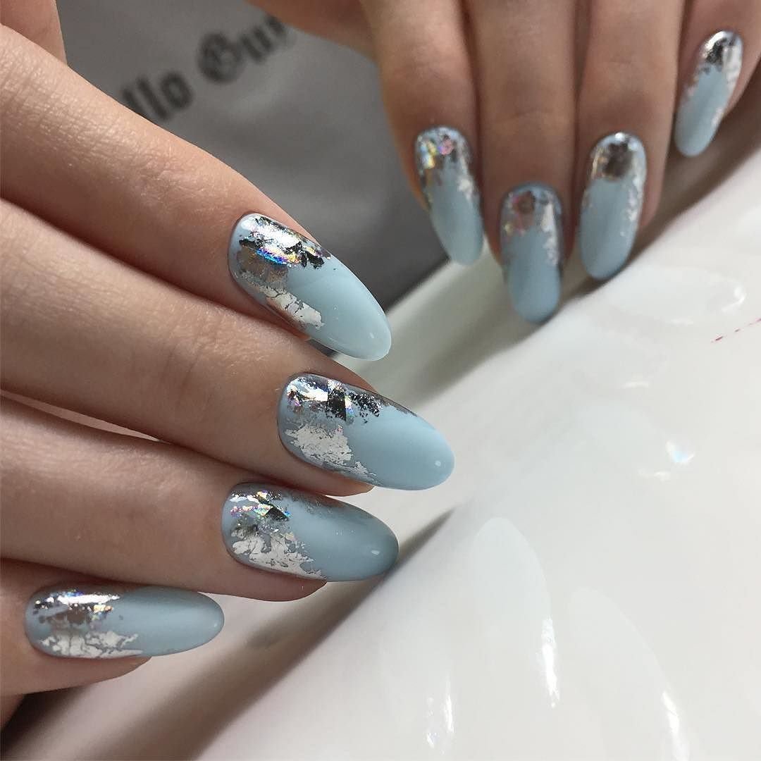 Маникюр в серо голубых тонах