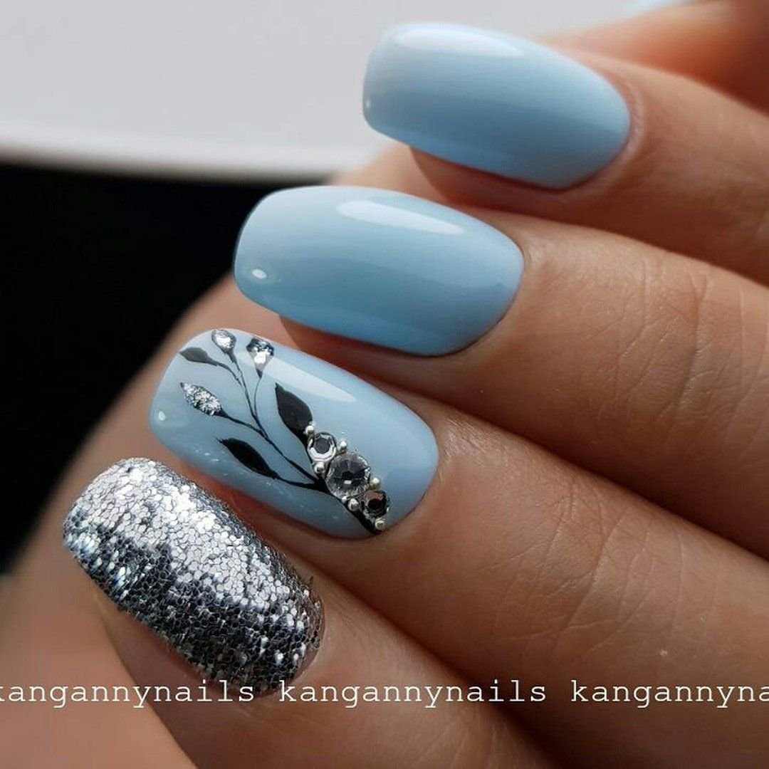 Маникюр в серо голубых тонах