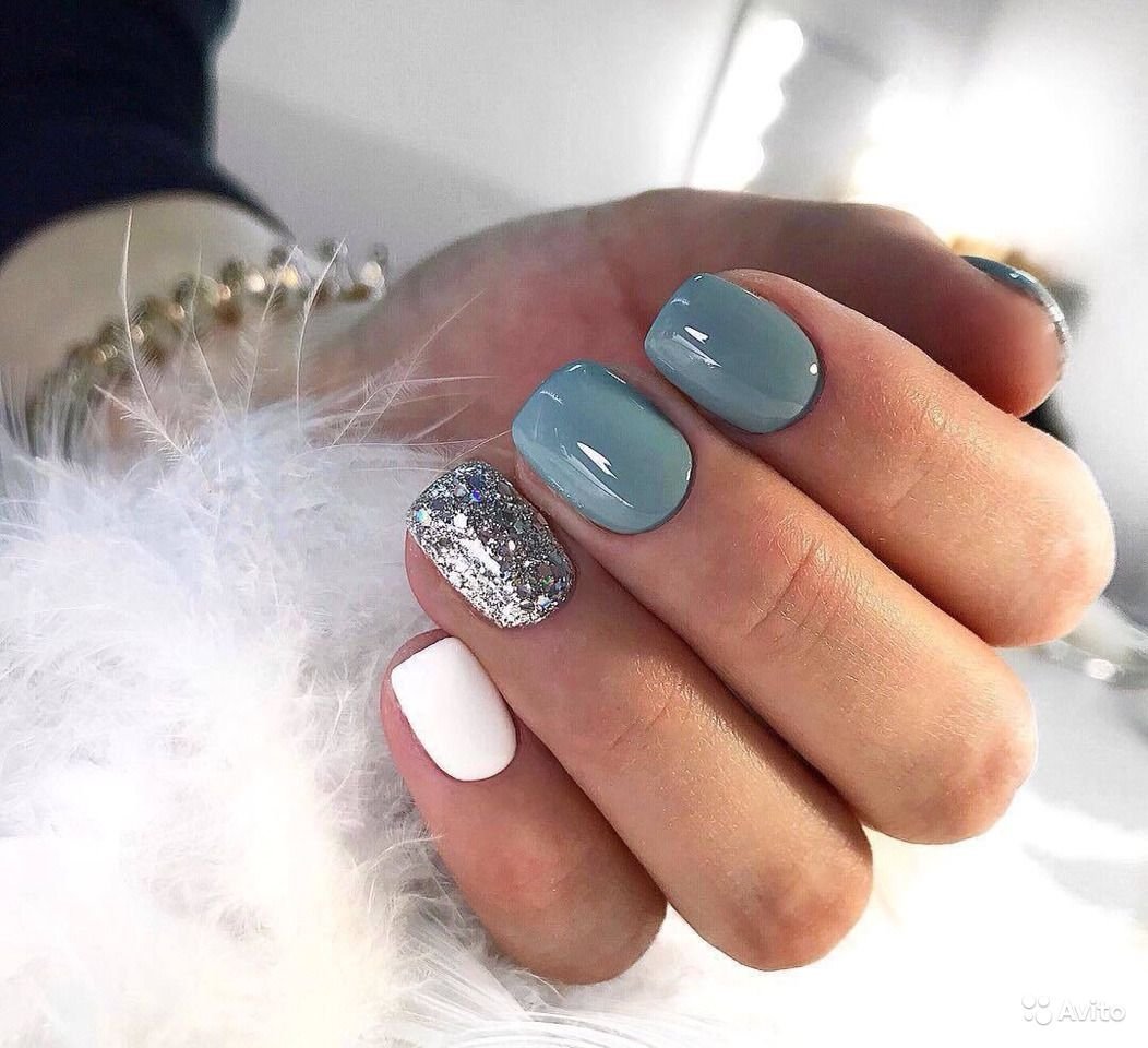 Голубой маникюр на короткие