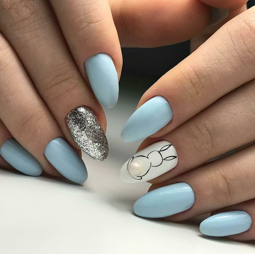 Голубые ногти миндаль