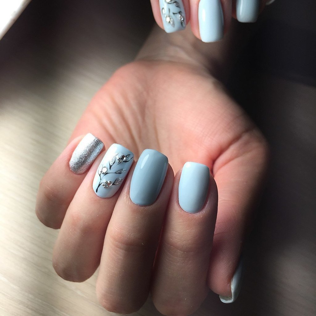 Маникюр в серо голубых тонах