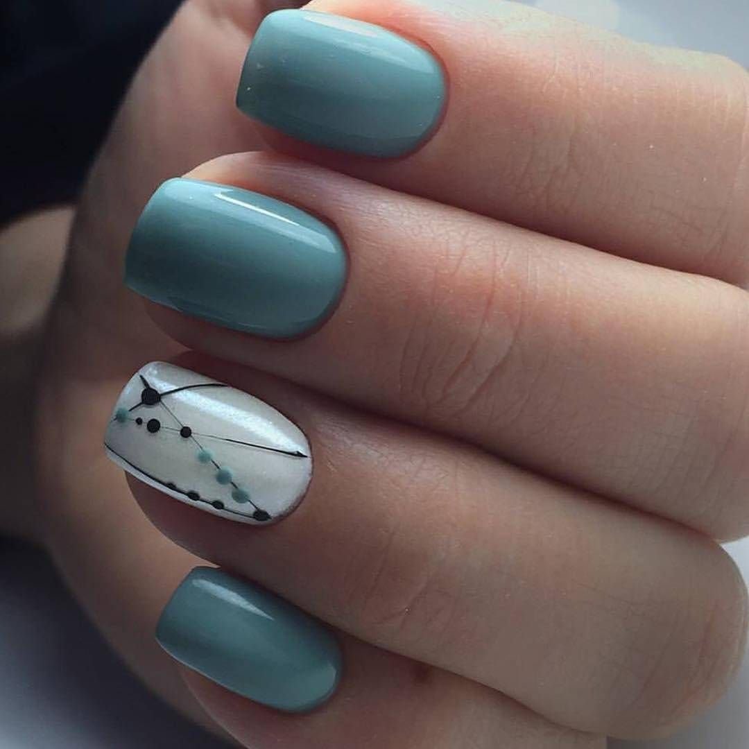 Голубой маникюр миндаль