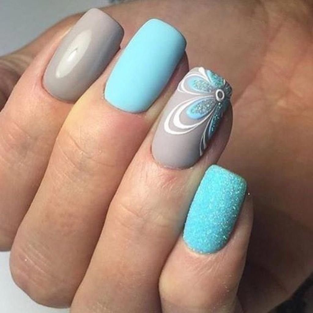 Маникюр серый с голубым