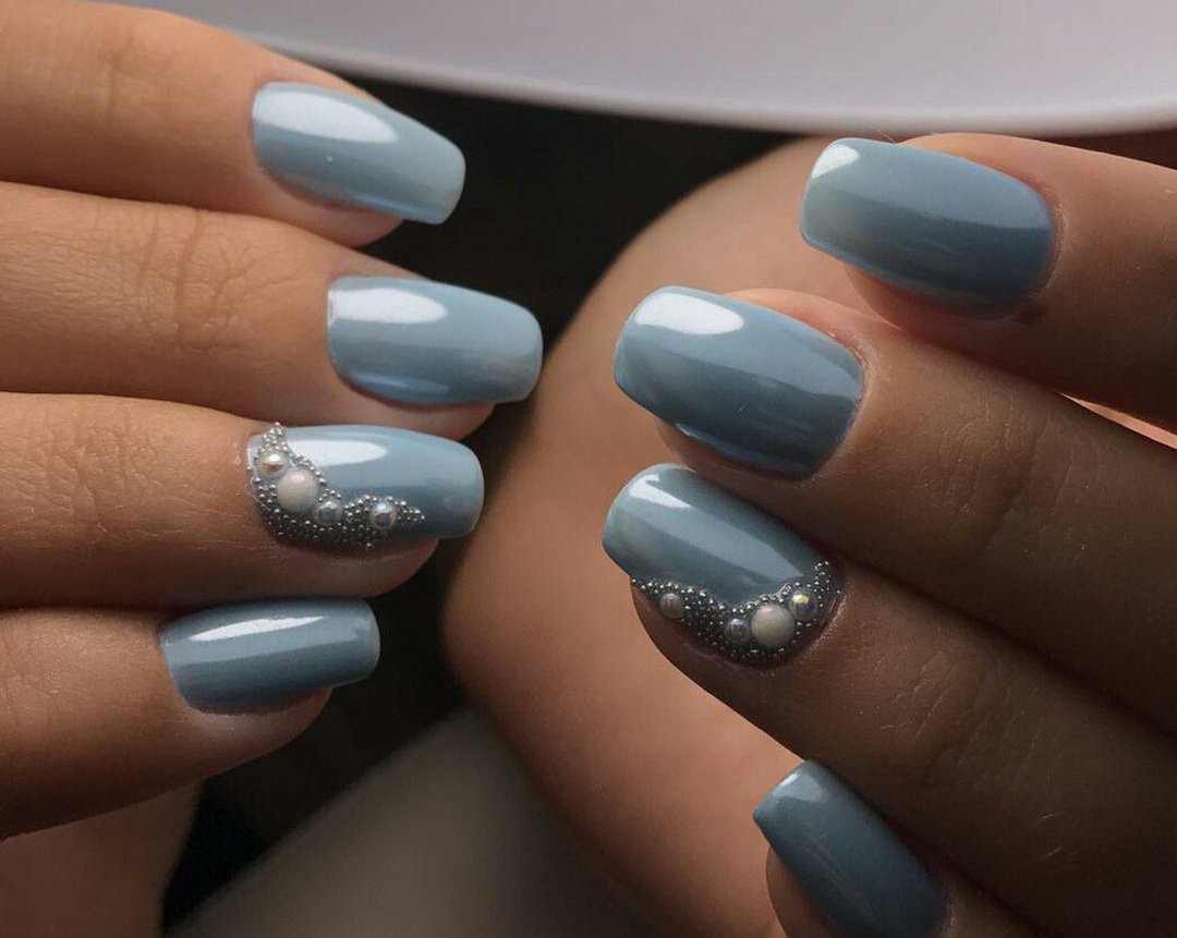 Серо-голубой маникюр