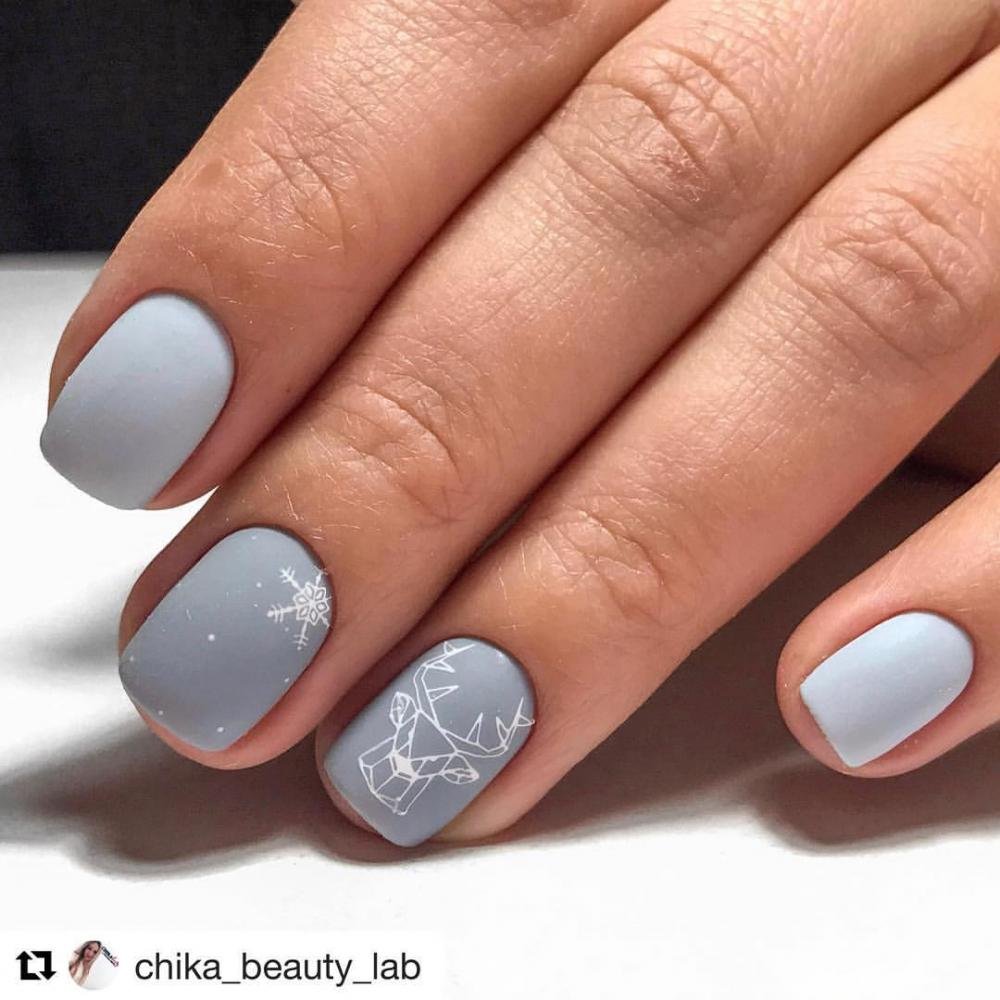 Маникюр серый с голубым
