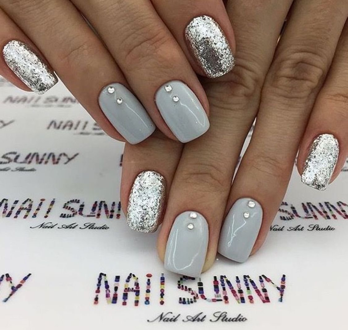 Маникюр голубой с серебром