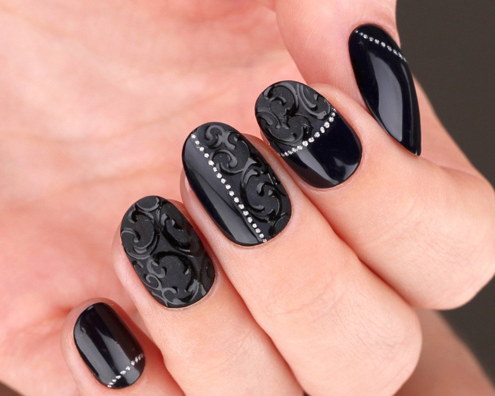 Темное омбре на ногтях