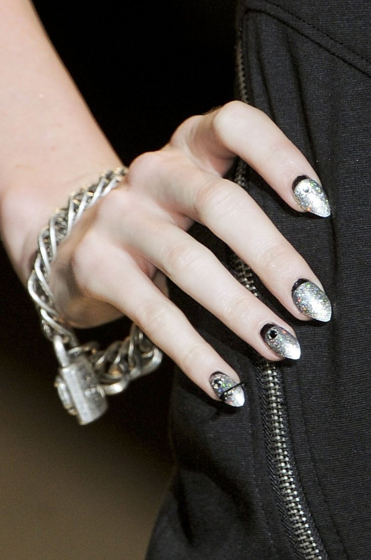 Маникюр под черное вечернее платье