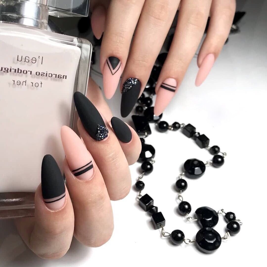 Маникюр под черное платье