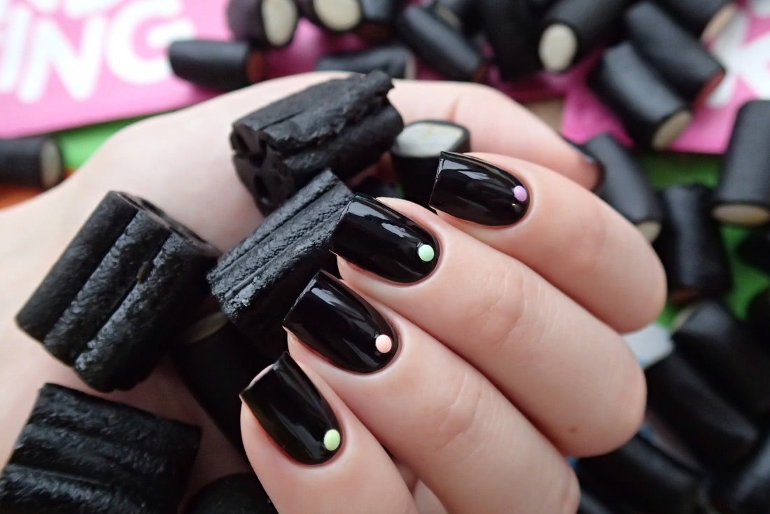 Матовые ногти с глянцевым рисунком