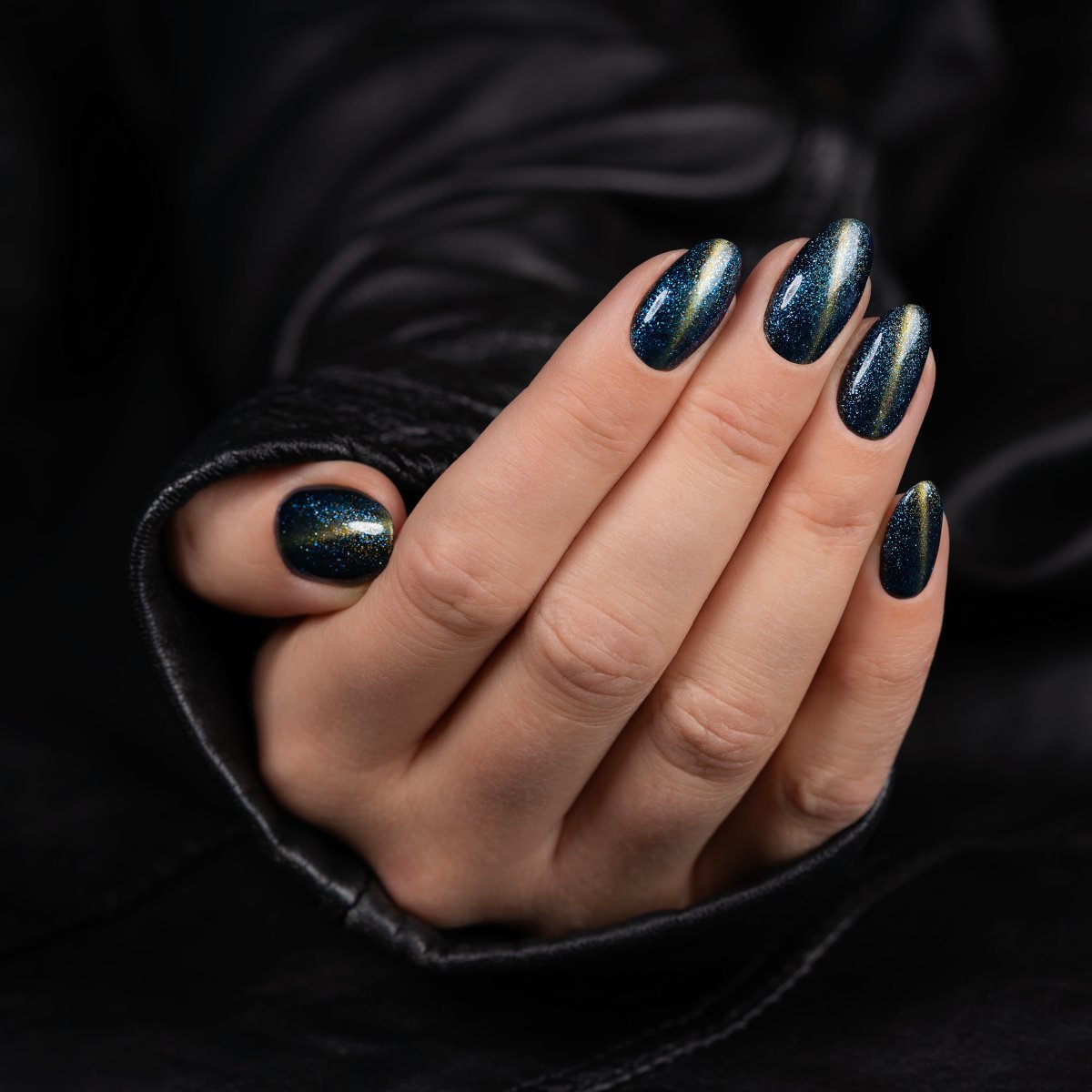 Серый кошачий глаз на синем