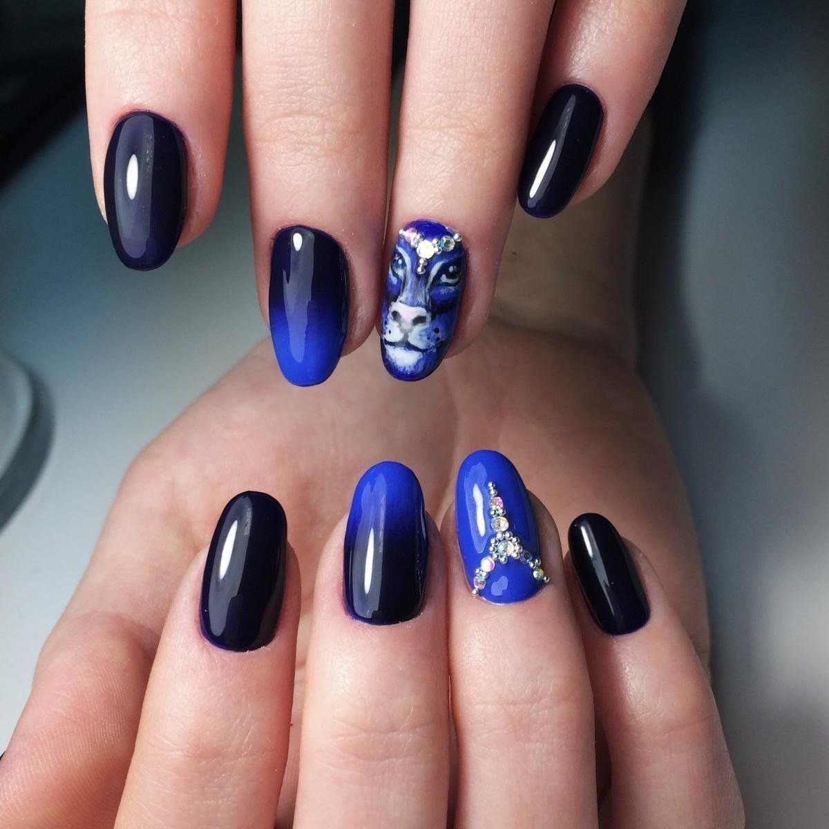 Кошачий глаз на ногтях овальной формы