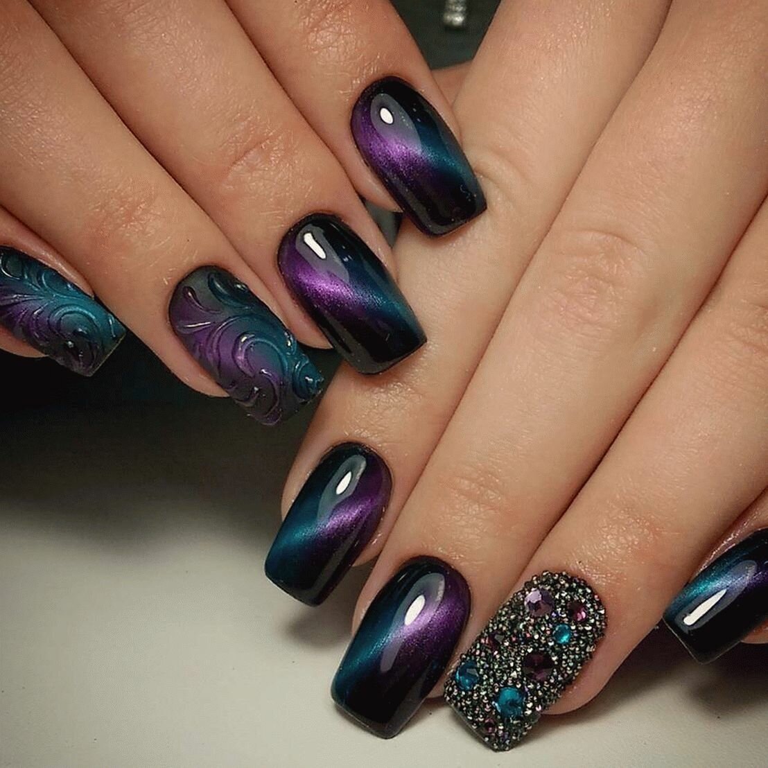 Маникюр красный кошачий глаз матовый