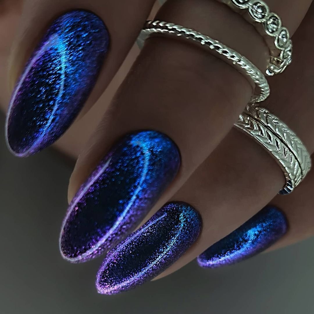 Темный маникюр