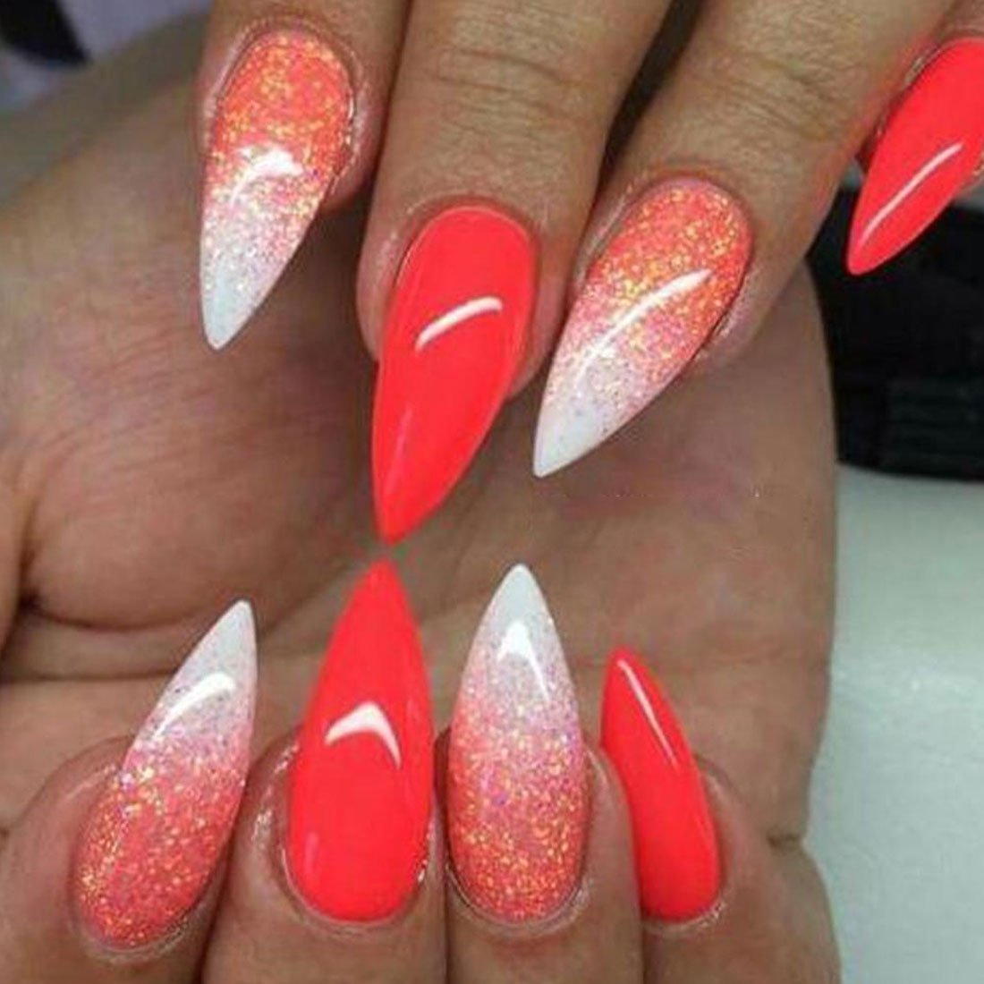 Коралловый маникюр на острые ногти