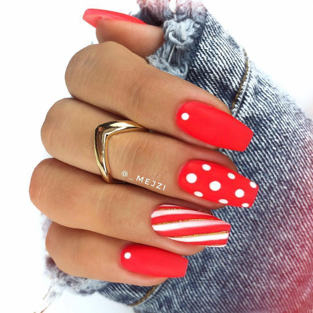 Ногти красные в горошек