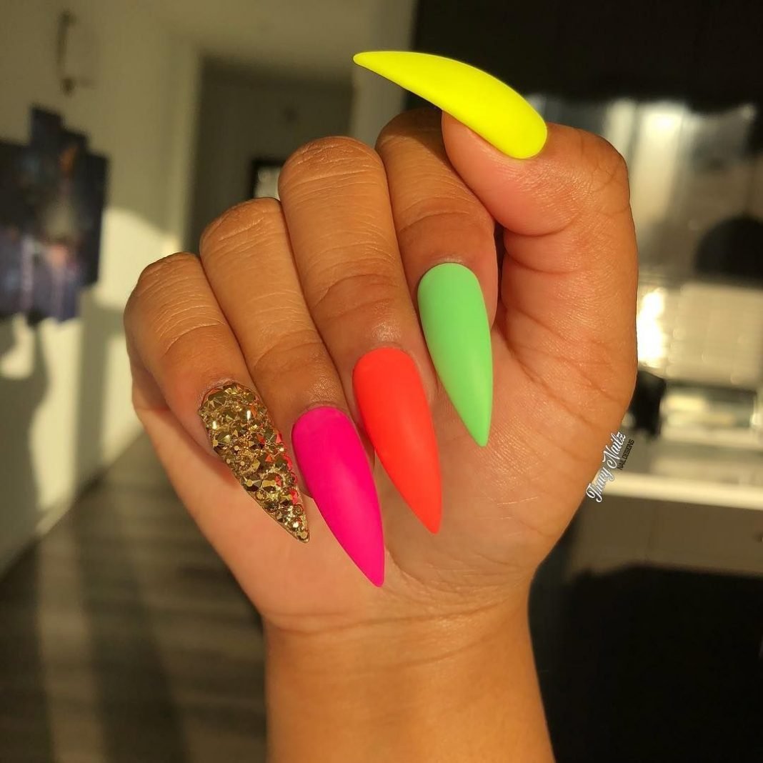 Ногти острые яркие