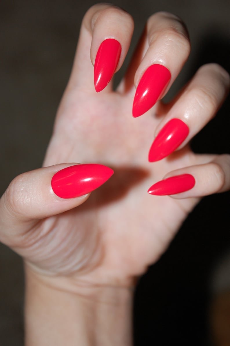 Миндальный маникюр красного цвета