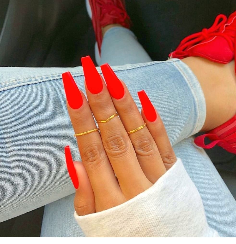 Красные длинные ногти