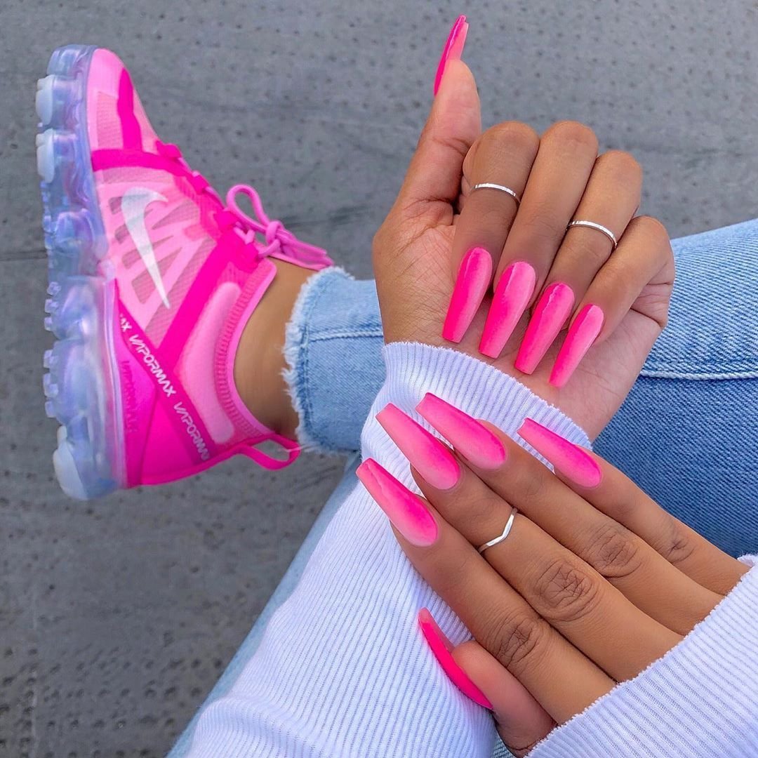 Неоновые розовые ногти
