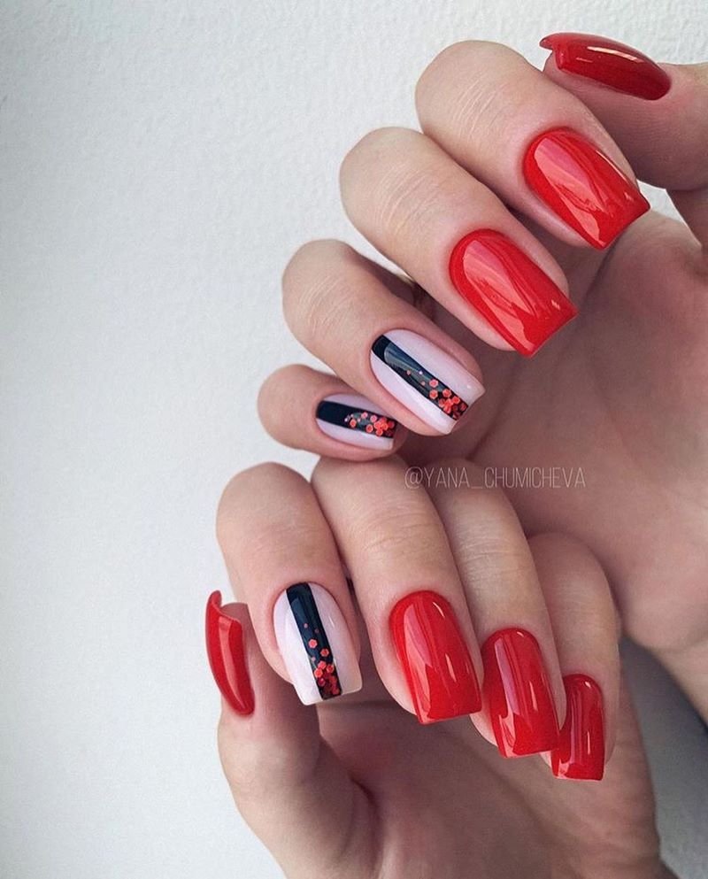 Красный маникюр с мазками