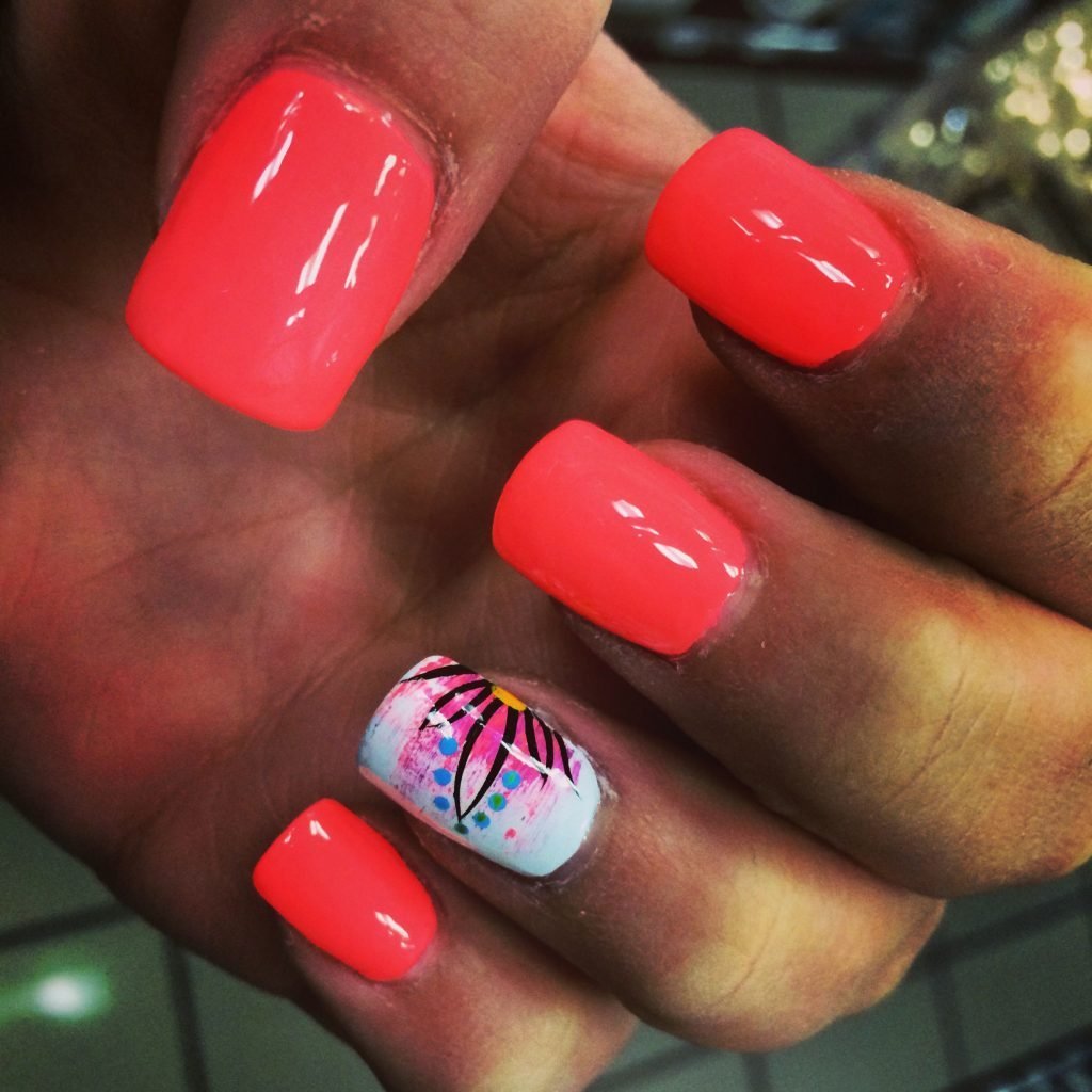 Неоновый красный маникюр