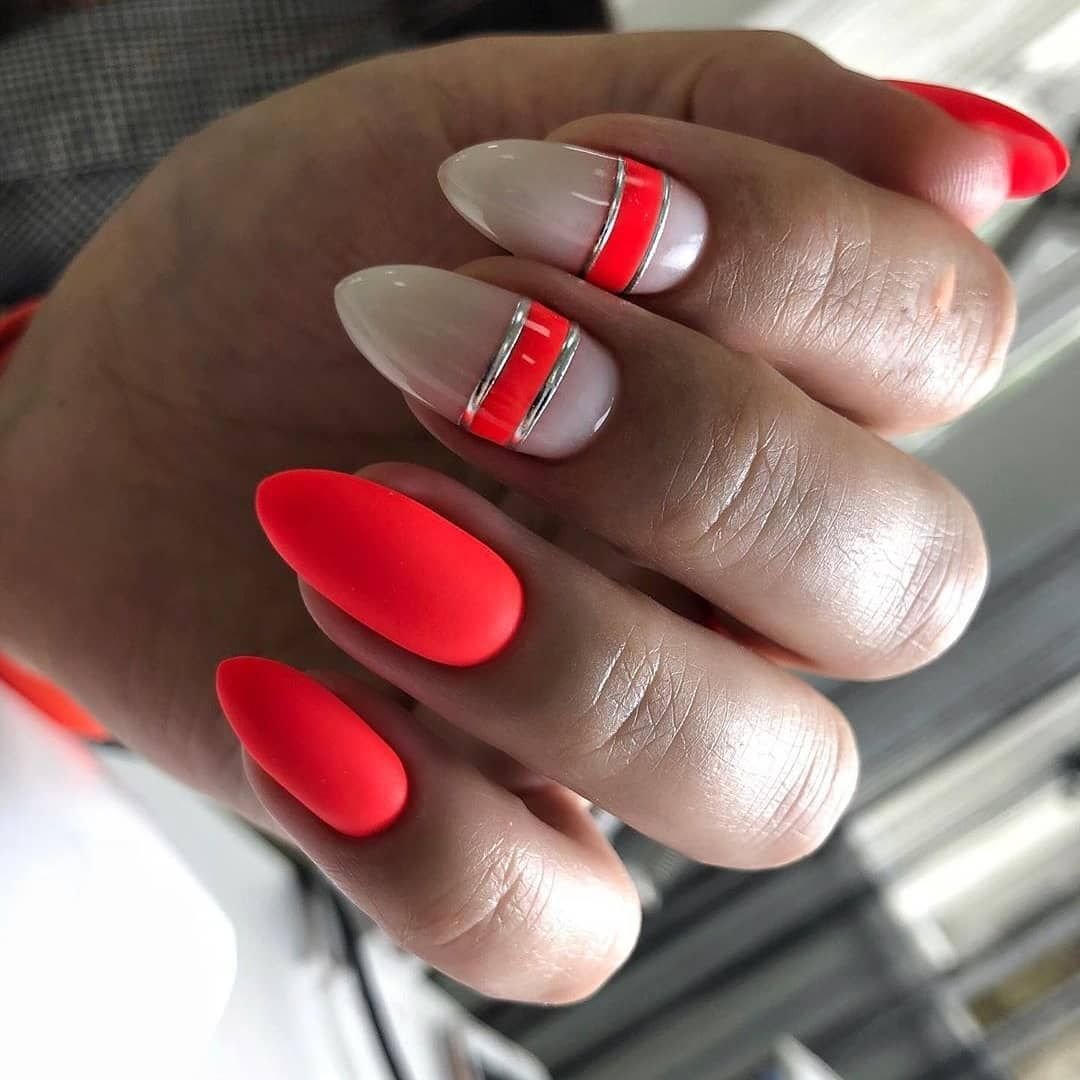 Неоновый красный маникюр