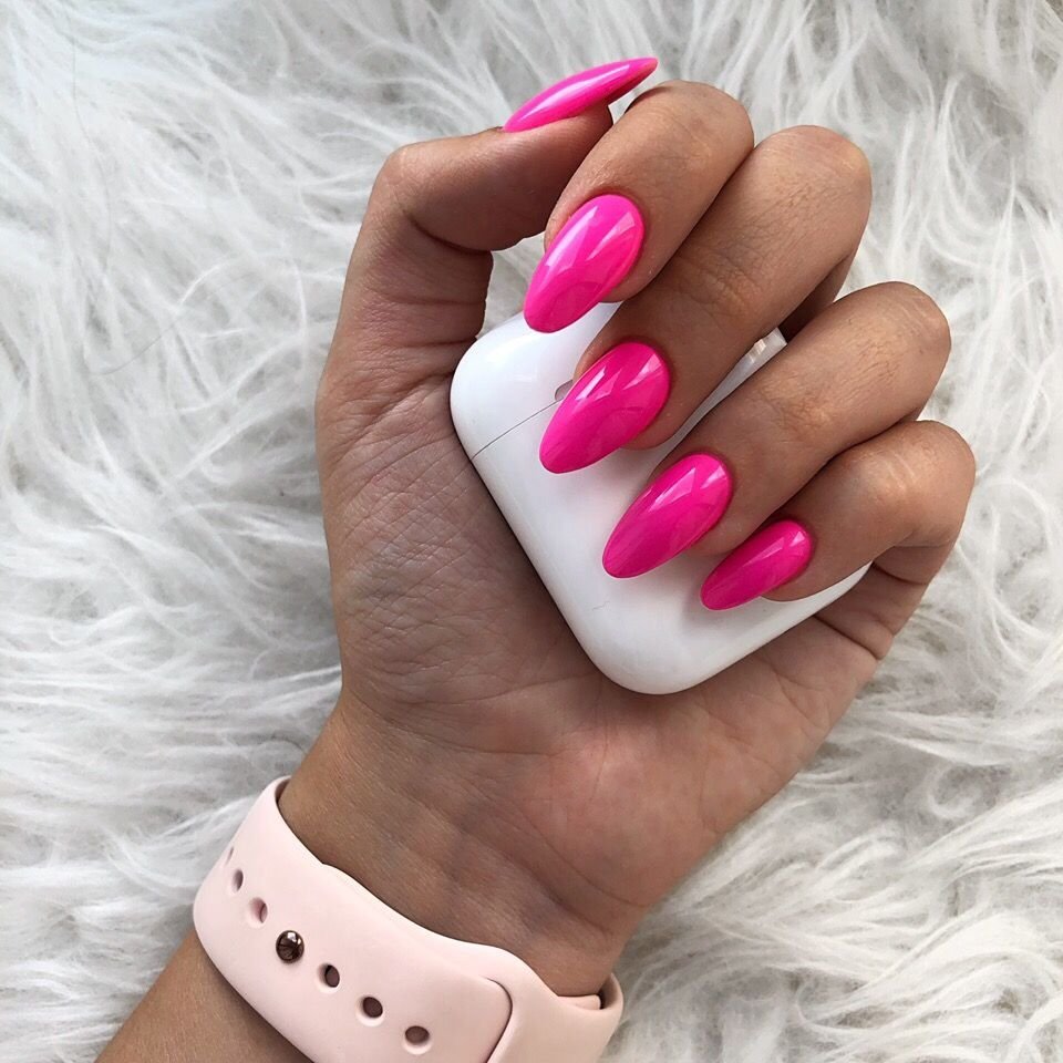 Неоновые розовые ногти