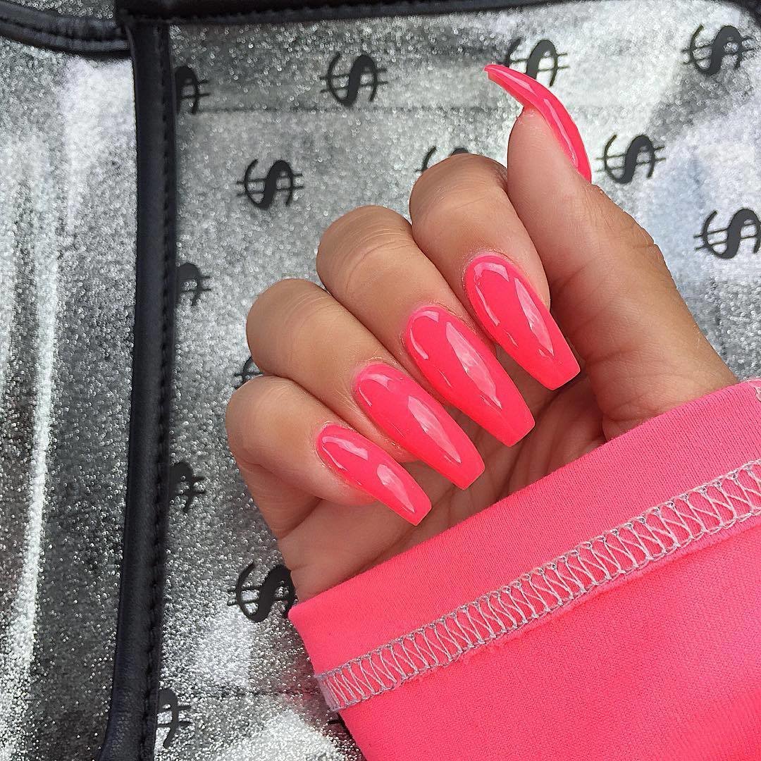 Яркие розовые длинные ногти